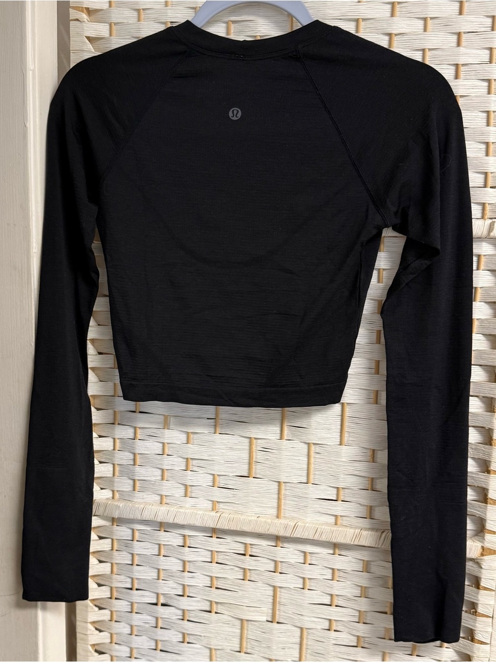 lululemon athletica Black Long-Sleeve Cropped Top Size 2
